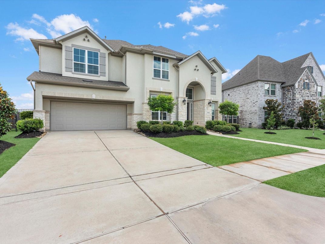 Attached, Exterior, Facade, Mediterranean