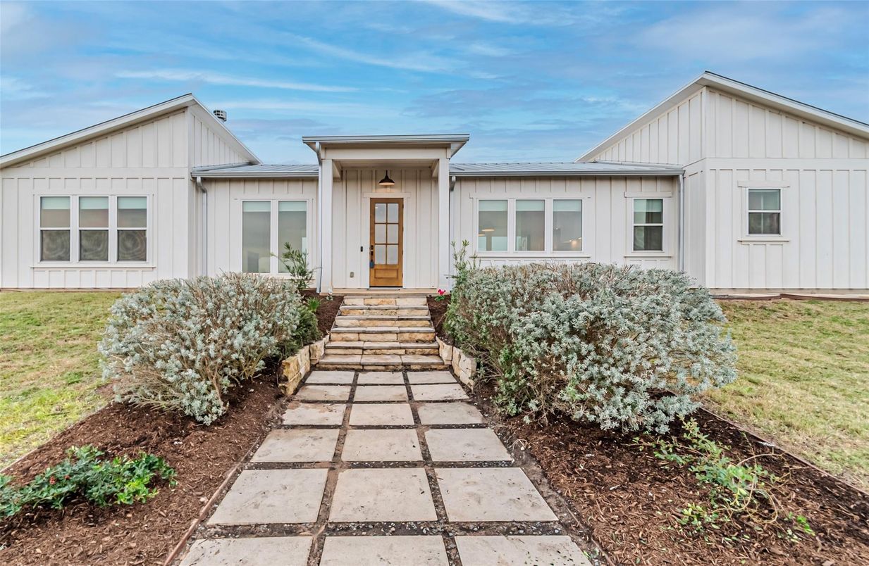 Exterior, Facade, Farmhouse