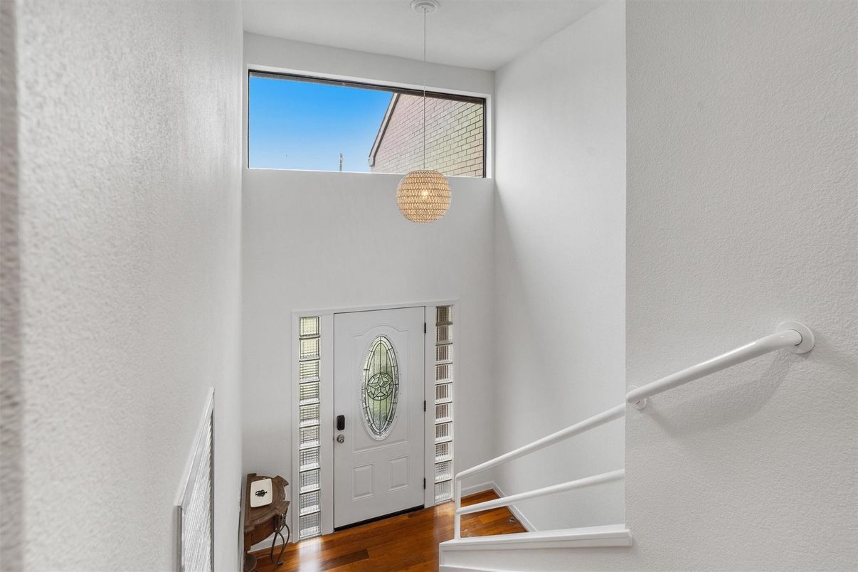 Interior, Pendant Lights, Wood Texture Flooring