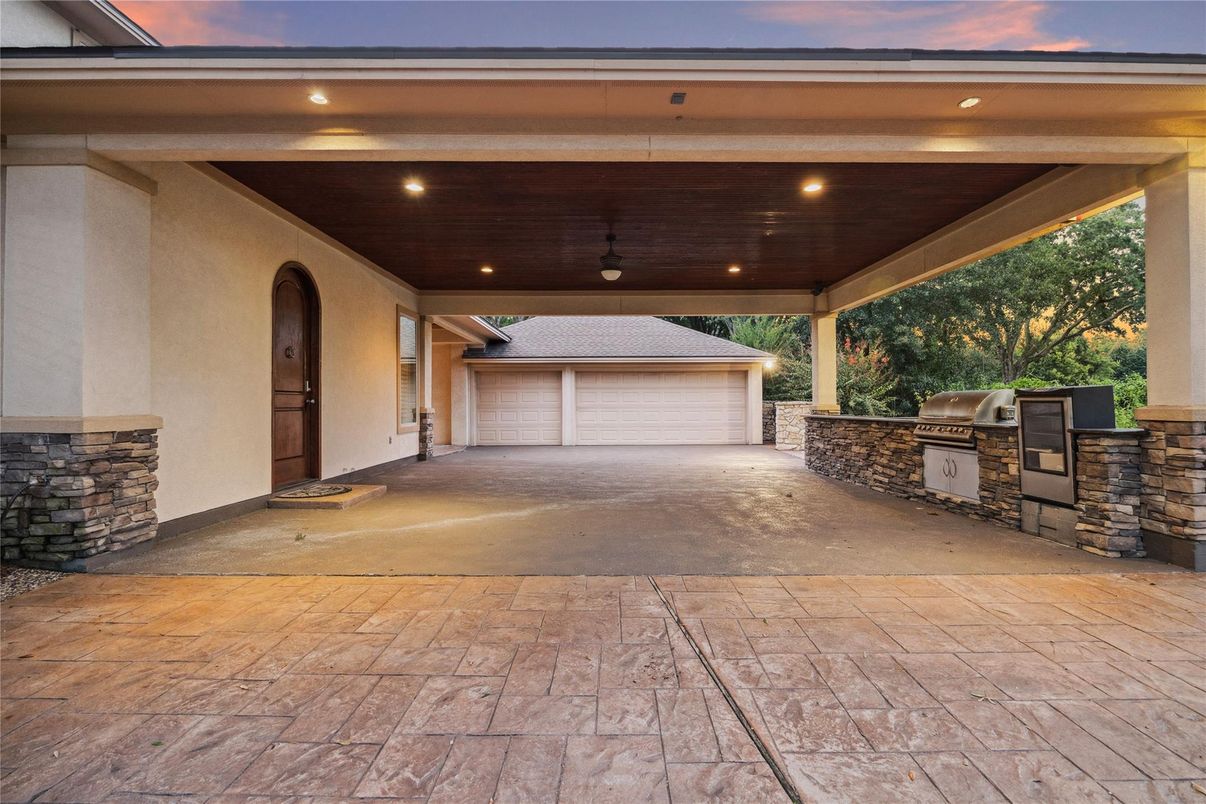 Exterior, Outdoor Kitchen