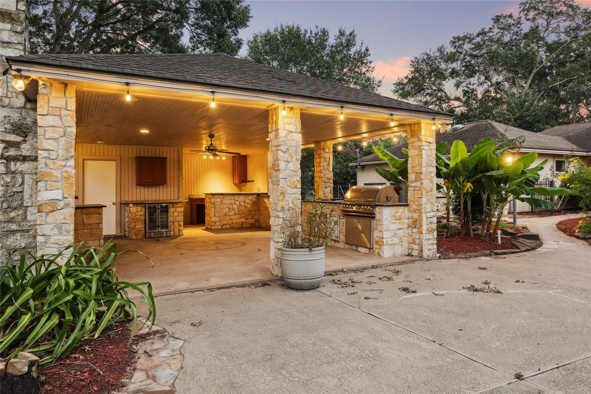 Exterior, Outdoor Kitchen