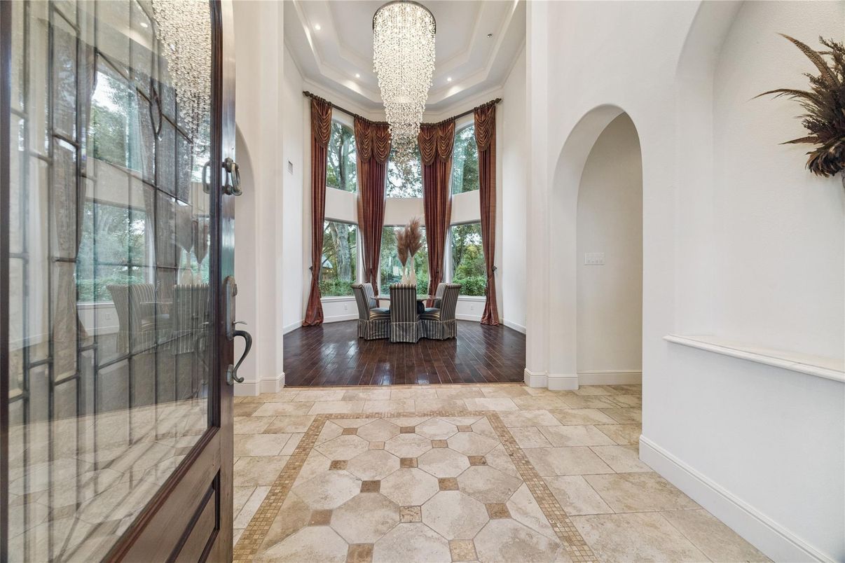 Chandelier, Dining room, Interior, Recessed Lighting, Wood Texture Flooring