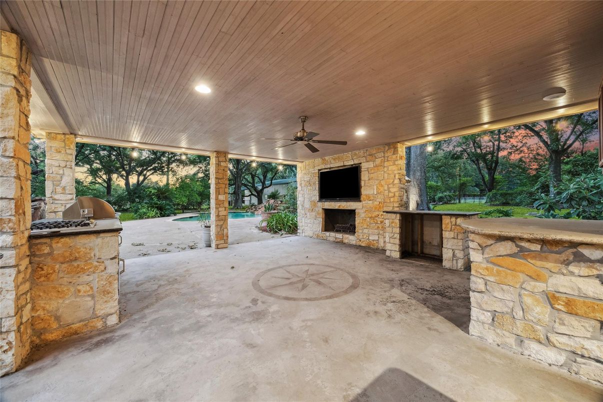 Exterior, Fireplace, Outdoor Kitchen