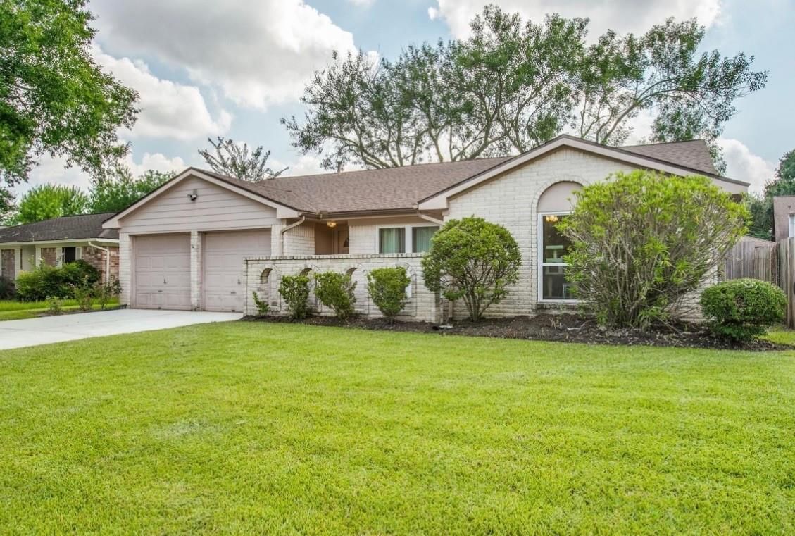 Attached, Backyard, Exterior, Facade, Brick Facade, Ranch