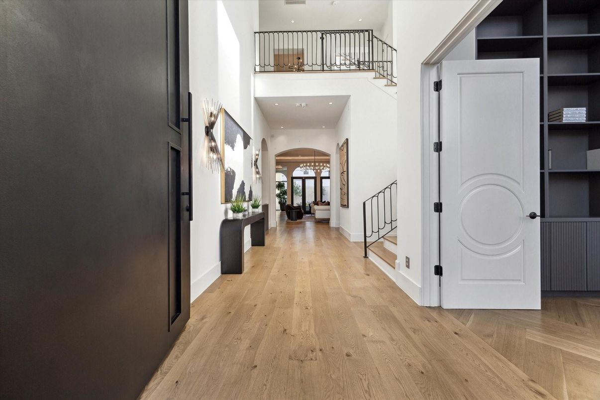 Interior, Recessed Lighting, Wood Texture Flooring