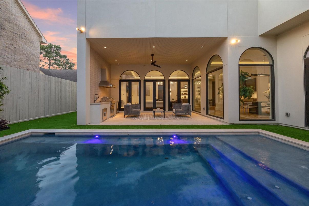 Exterior, Outdoor Kitchen, Pool