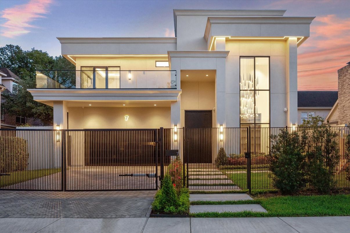 Exterior, Facade, Modern