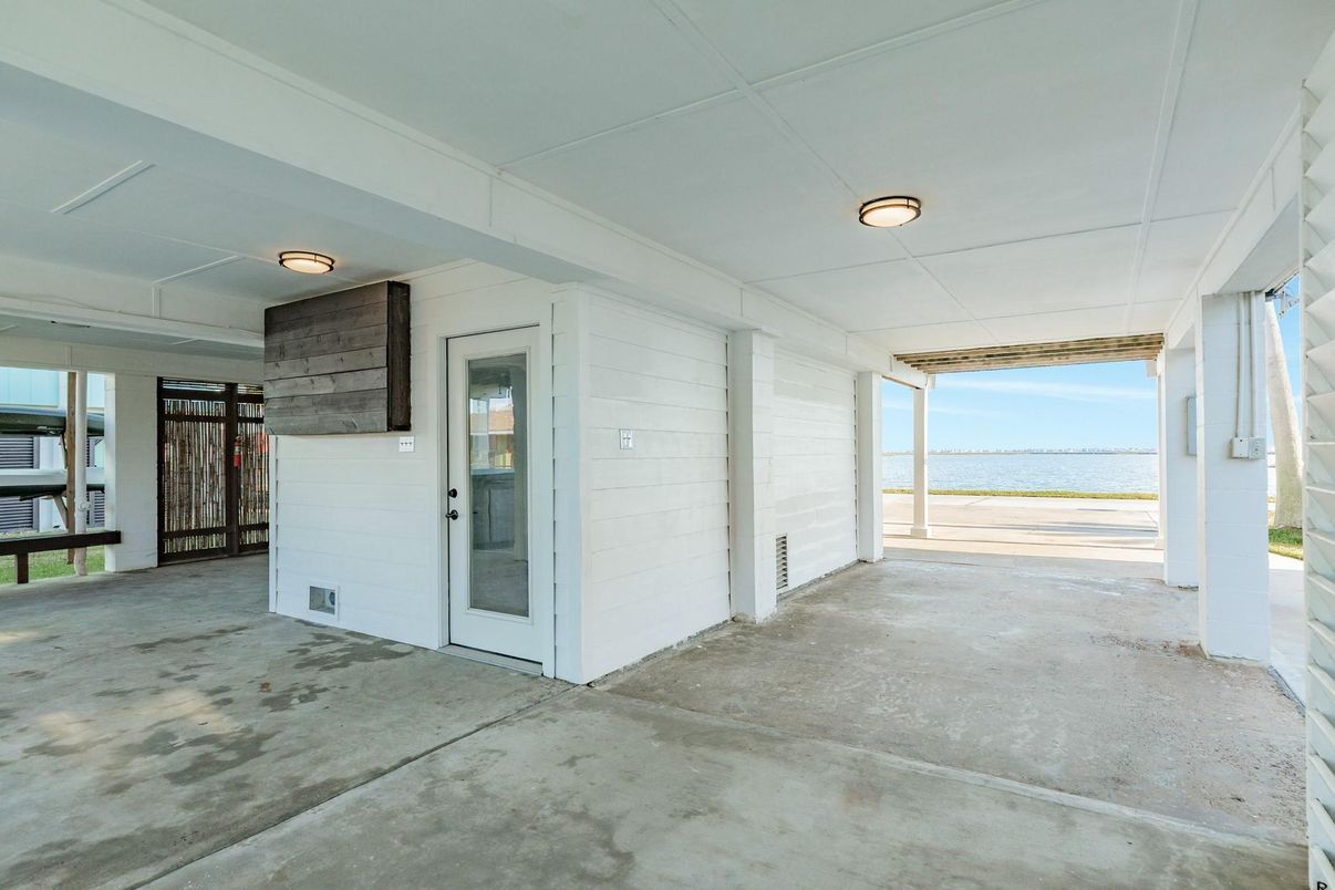 Empty room, Interior, Water