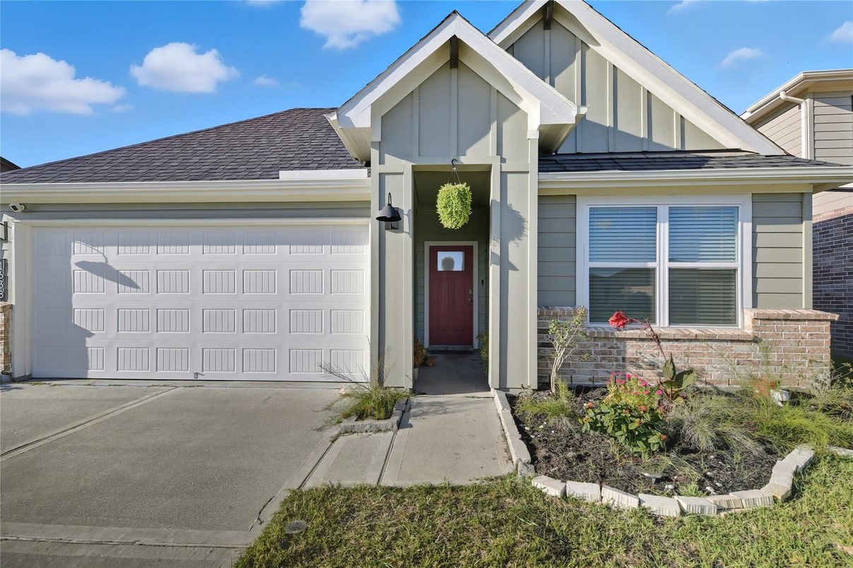 Attached, Exterior, Facade, American Craftsman