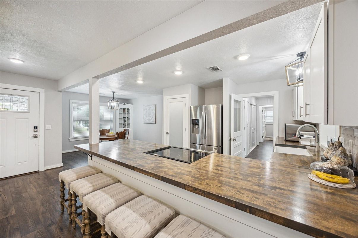 Chandelier, Dining room, Interior, Kitchen, Pendant Lights, Recessed Lighting, Stainless Steel Appliances, Wood Texture Flooring