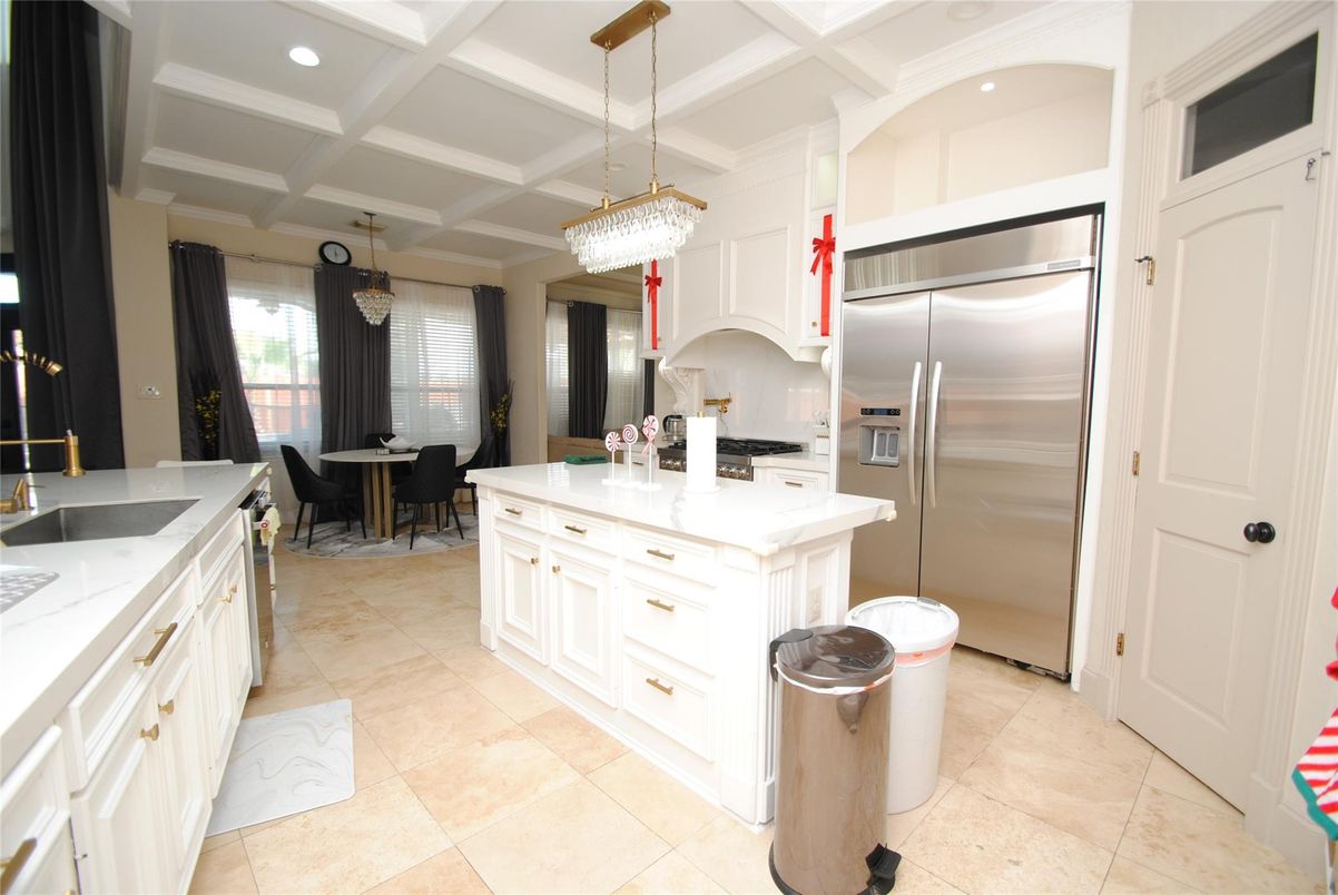Chandelier, Dining room, Interior, Kitchen, Pendant Lights, Recessed Lighting, Stainless Steel Appliances