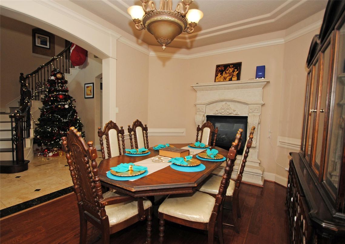 Chandelier, Dining room, Fireplace, Interior, Wood Texture Flooring
