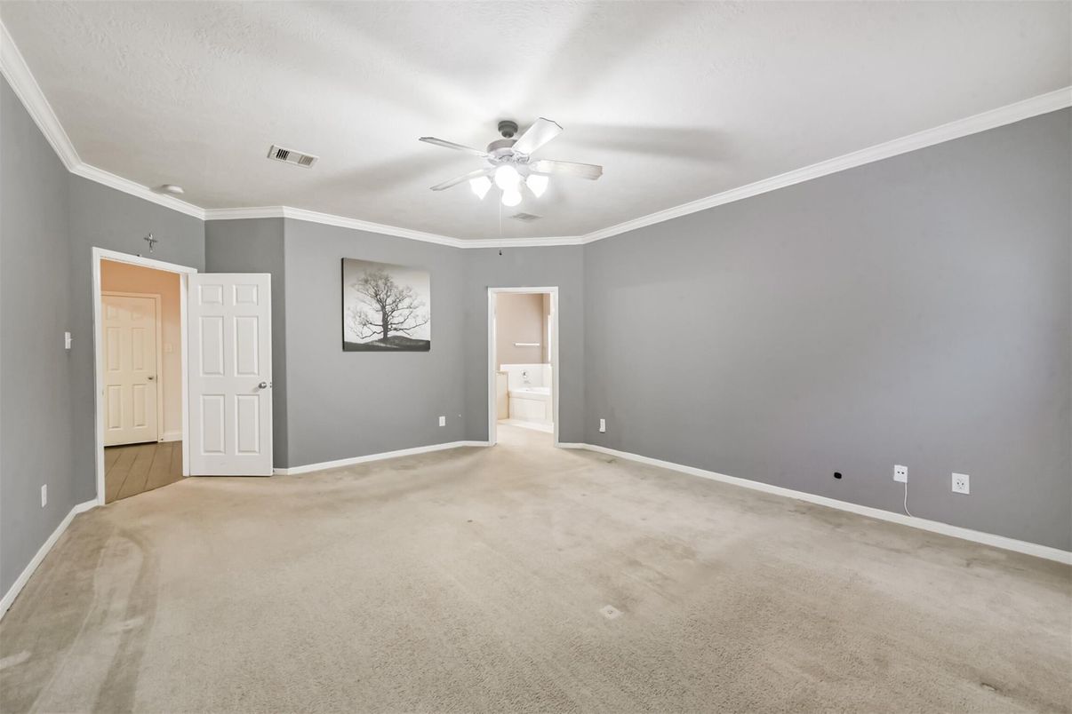 Empty room, Interior