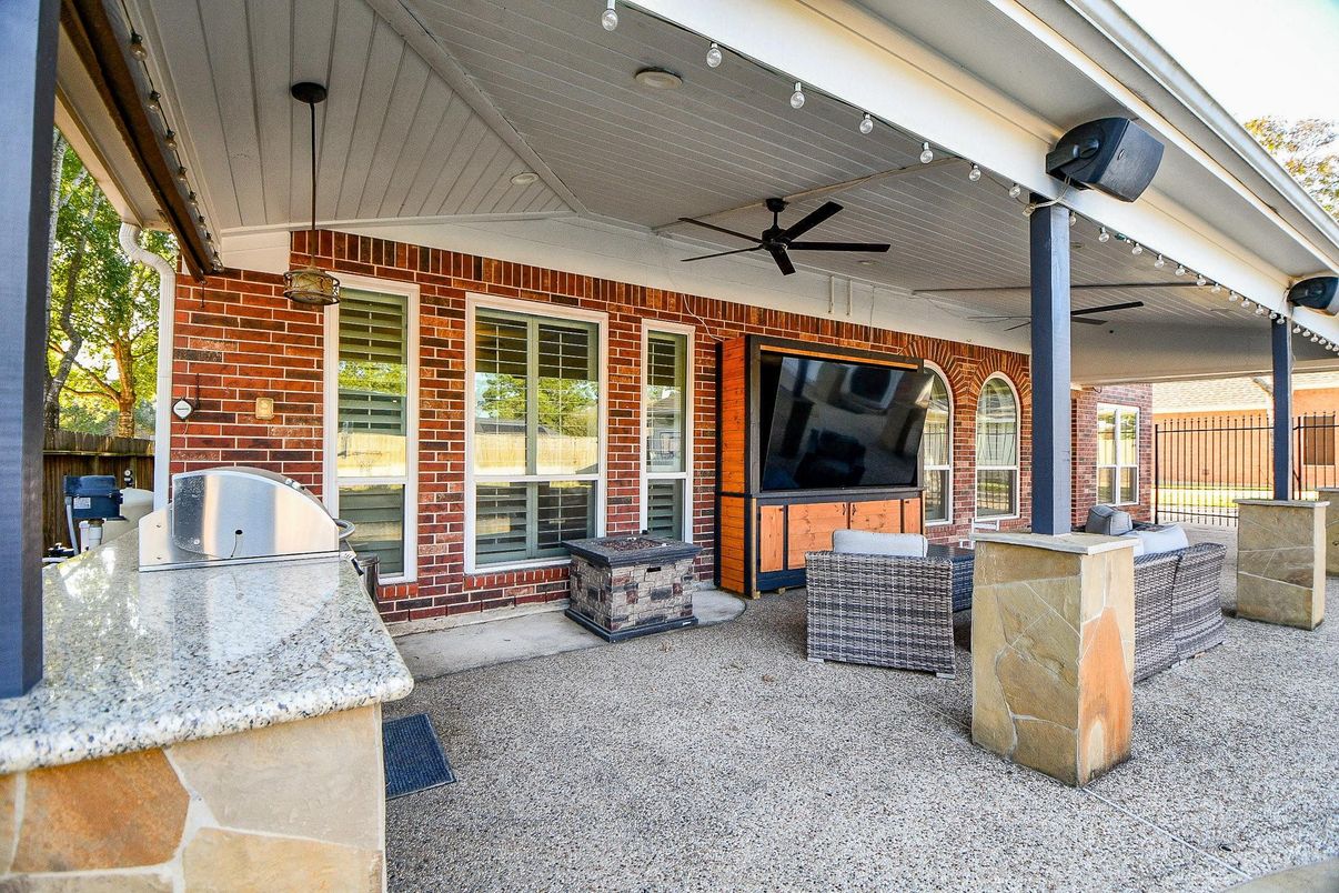 Exterior, Outdoor Kitchen