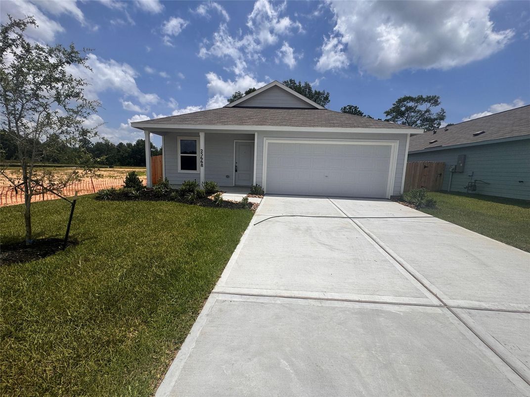 Attached, Exterior, Facade, Ranch