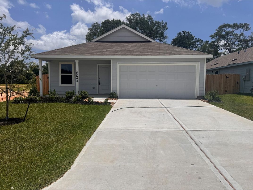 Attached, Exterior, Facade, Ranch