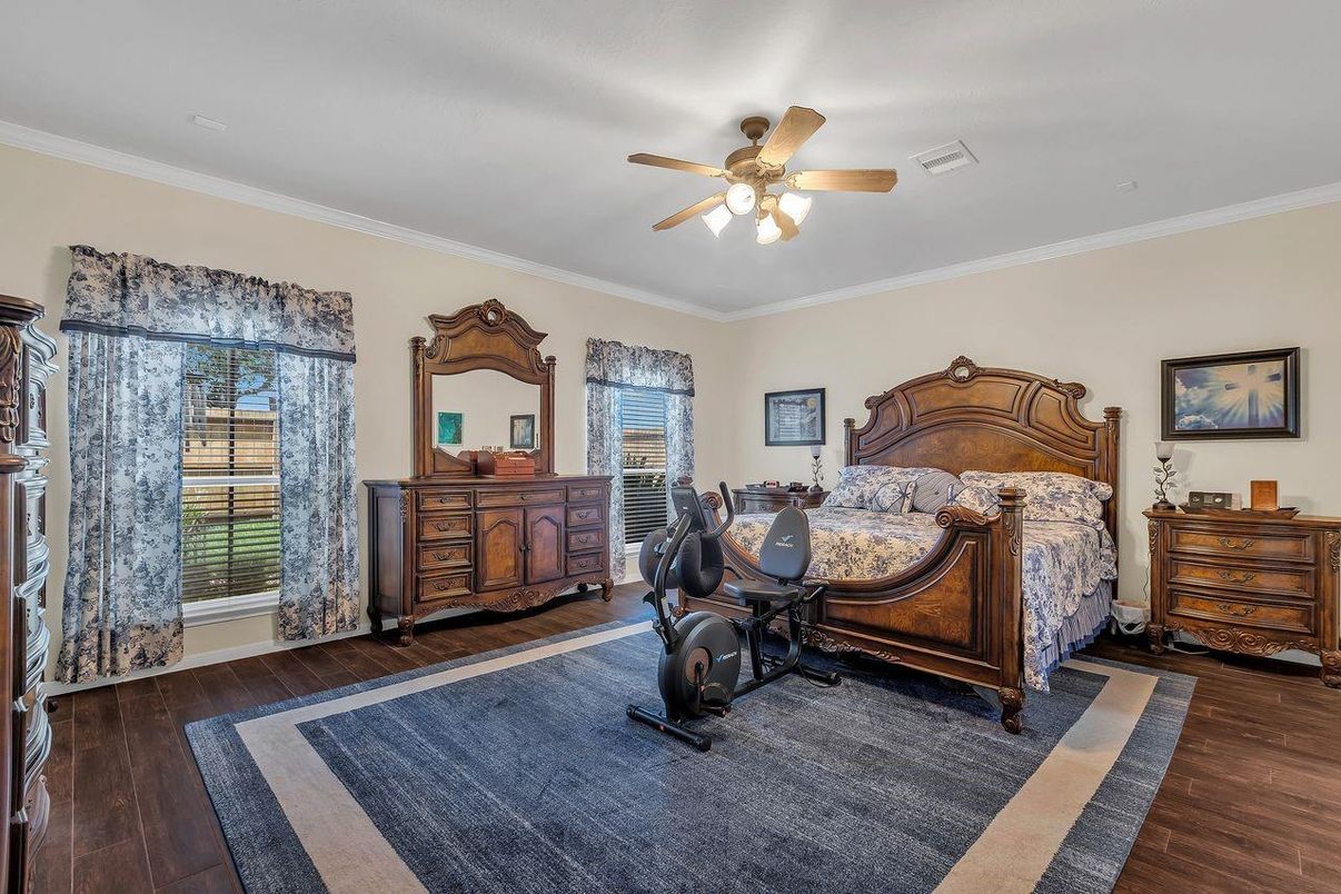 Bedroom, Fitness Equipment, Interior, Wood Texture Flooring