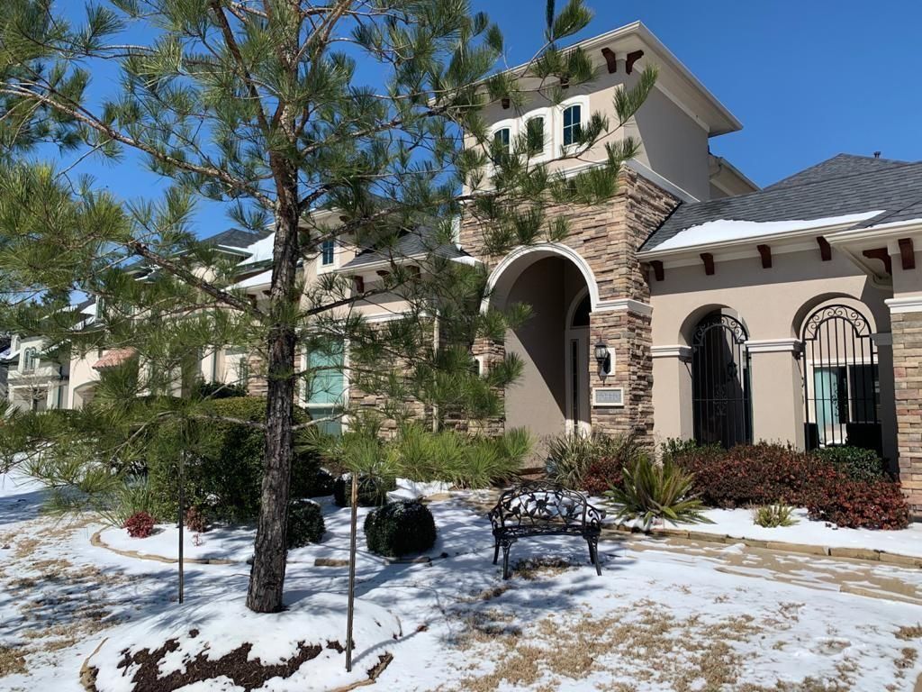 Exterior, Facade, Modern