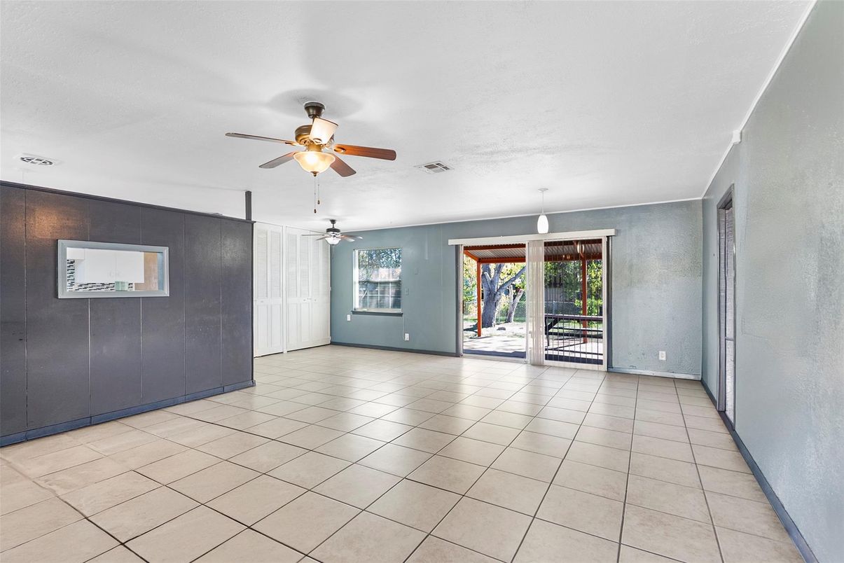 Empty room, Interior