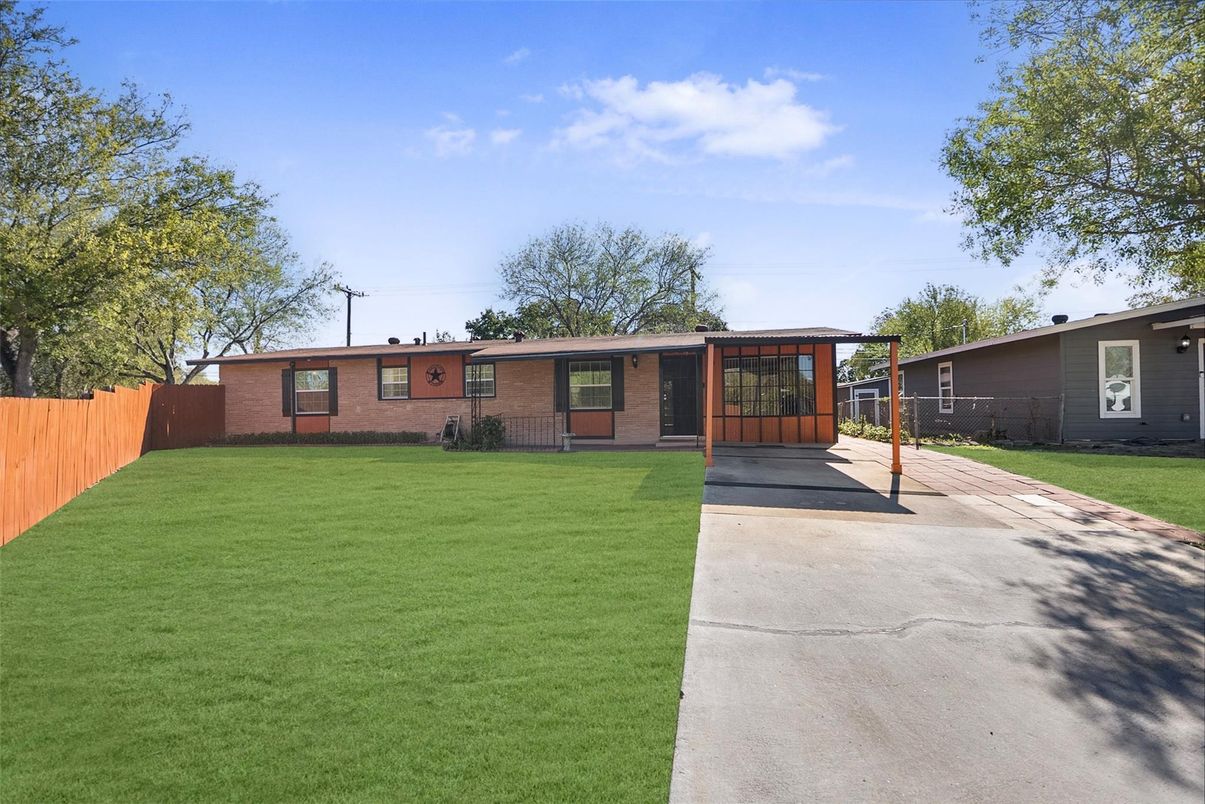 Backyard, Exterior, Facade, Brick Facade, Ranch