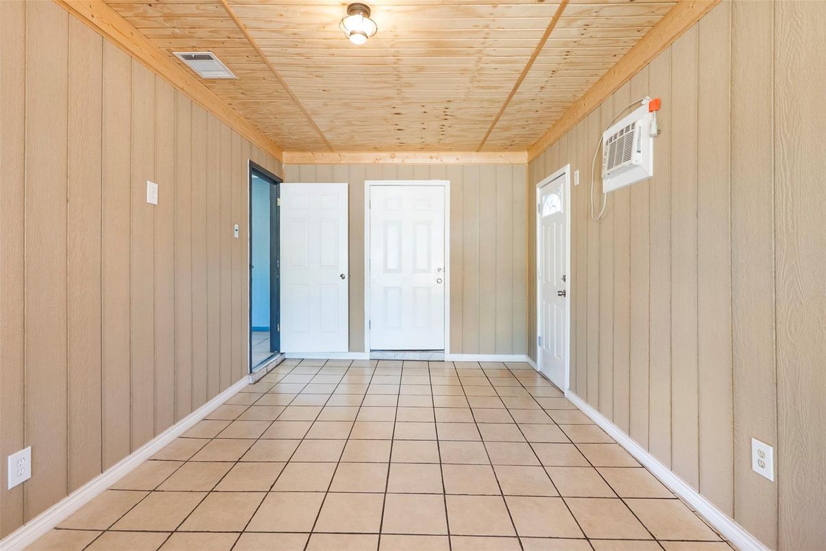 Empty room, Interior, Wooden Ceilings, Wooden Walls