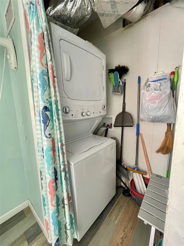 Interior, Utility Closets, Washer, Wood Texture Flooring