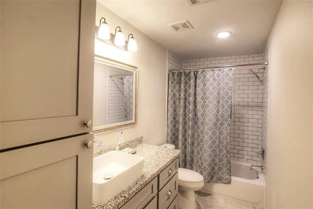 Bathroom, Interior, Recessed Lighting