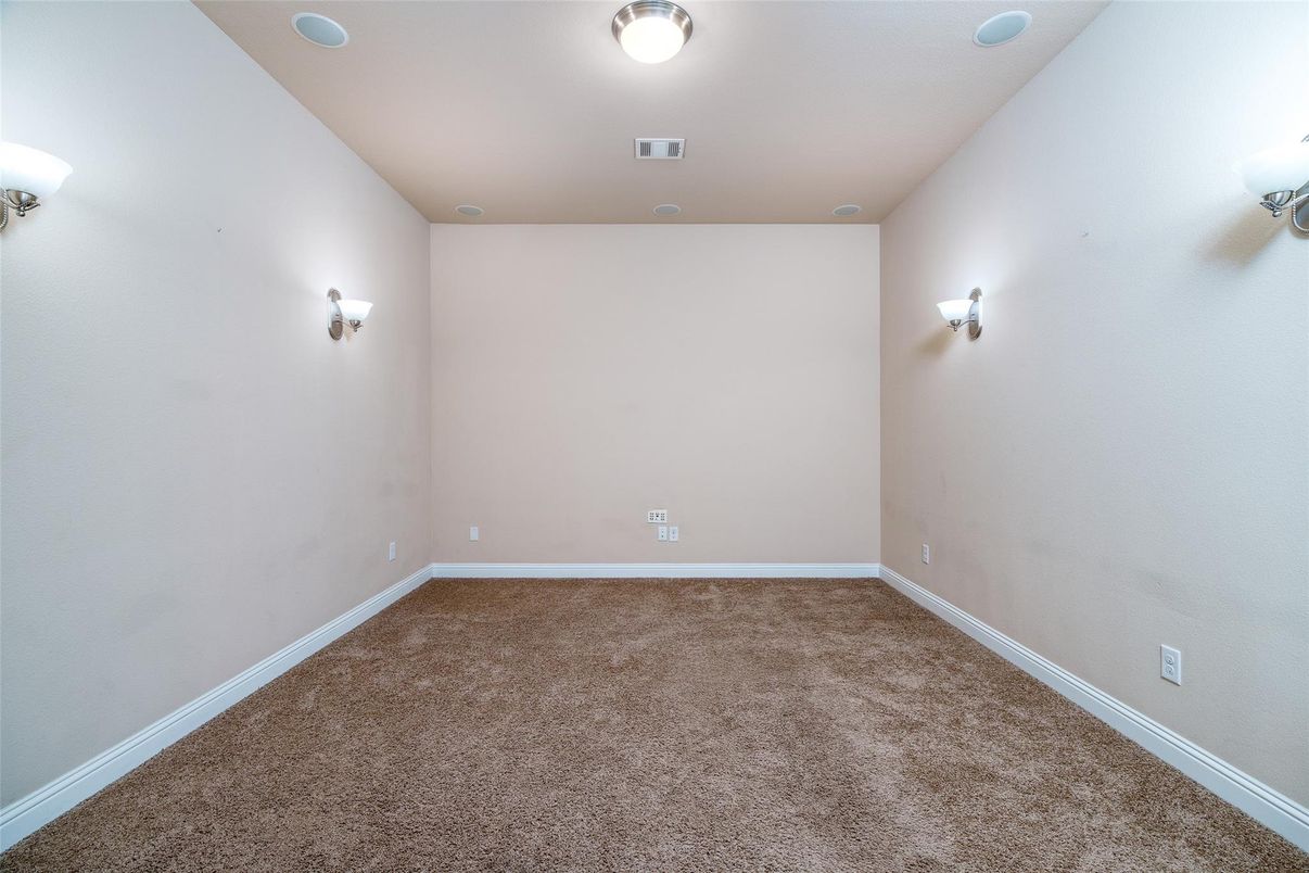 Empty room, Interior