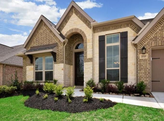 Exterior, Facade, Brick Facade, Brick Traditional