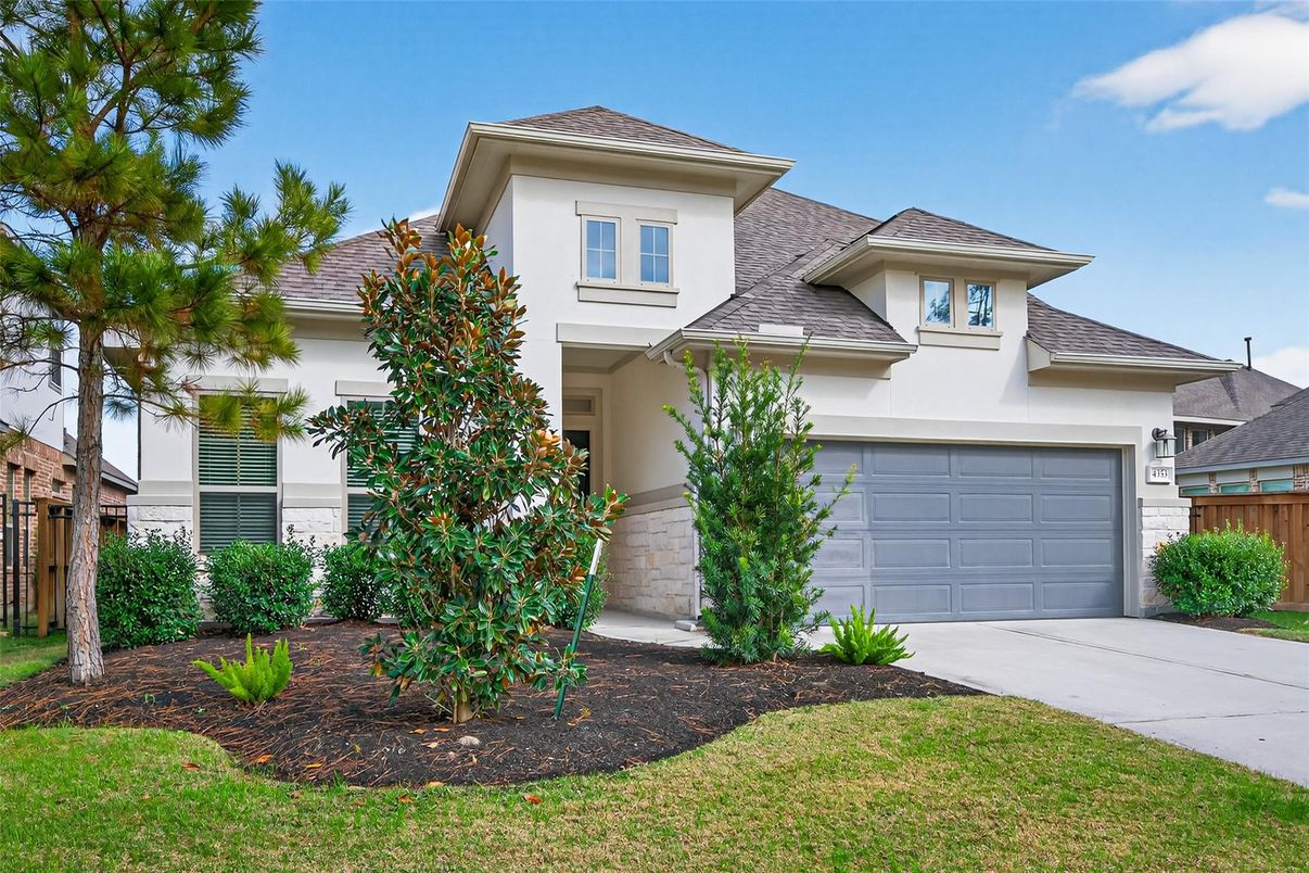 Attached, Exterior, Facade, Mediterranean