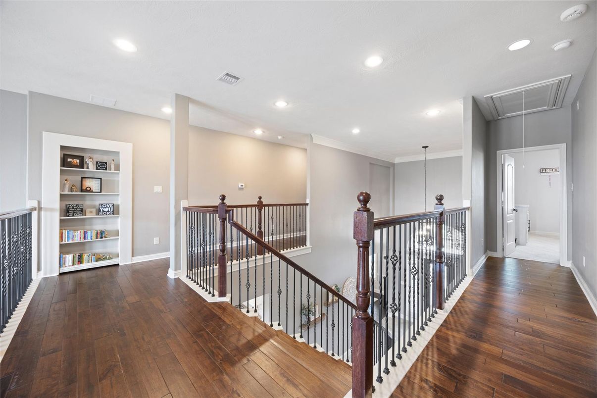 Interior, Recessed Lighting, Wood Texture Flooring