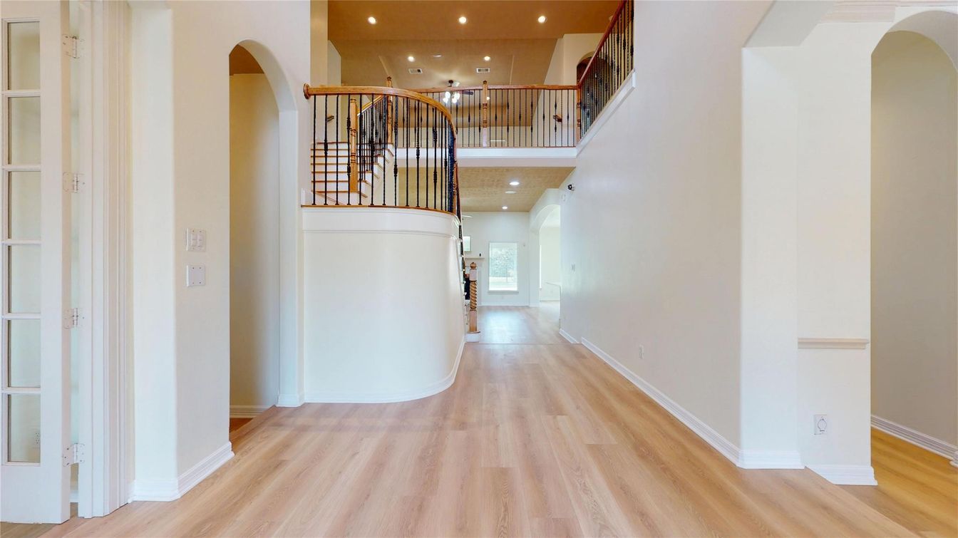 Interior, Recessed Lighting, Wood Texture Flooring