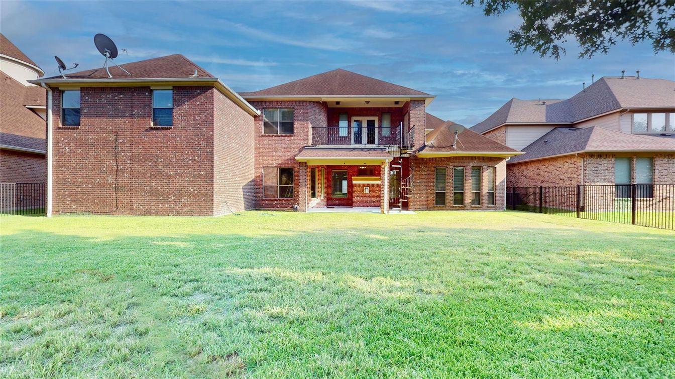 Backyard, Exterior, Facade, Brick Facade, Brick Traditional