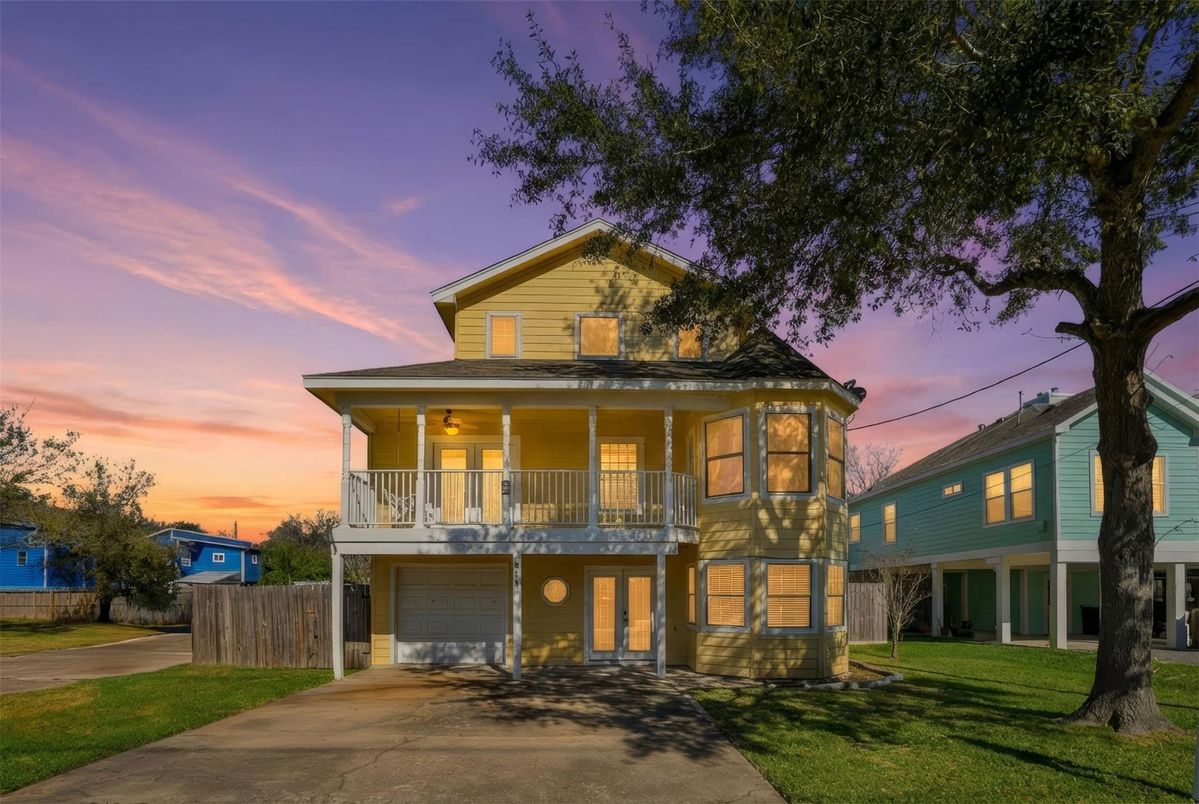 Attached, Exterior, Facade, American Foursquare