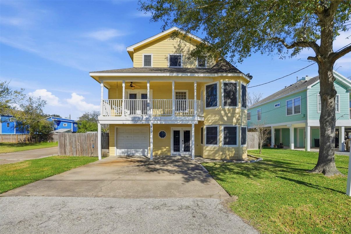 Attached, Exterior, Facade, American Foursquare