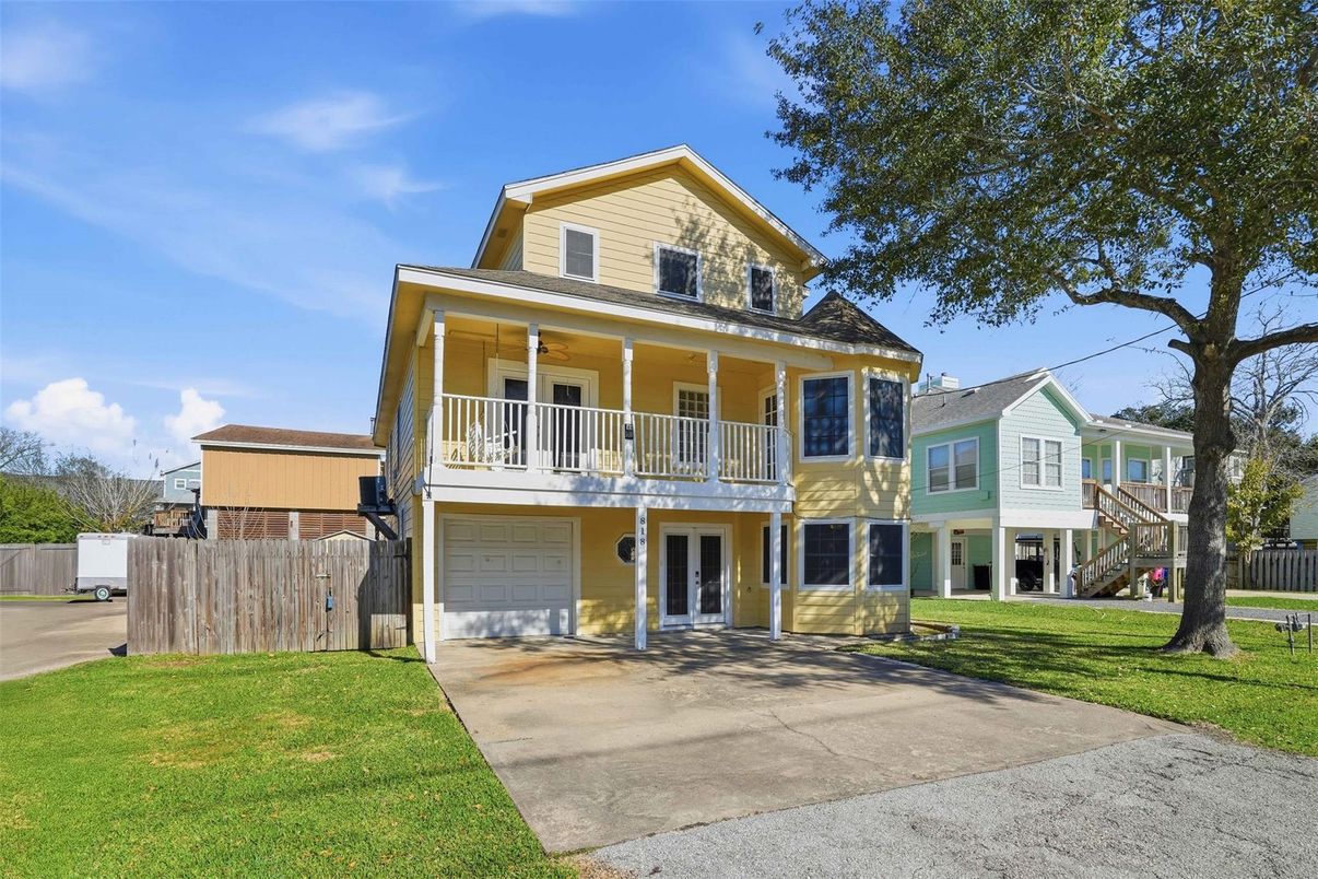 Attached, Exterior, Facade, Farmhouse