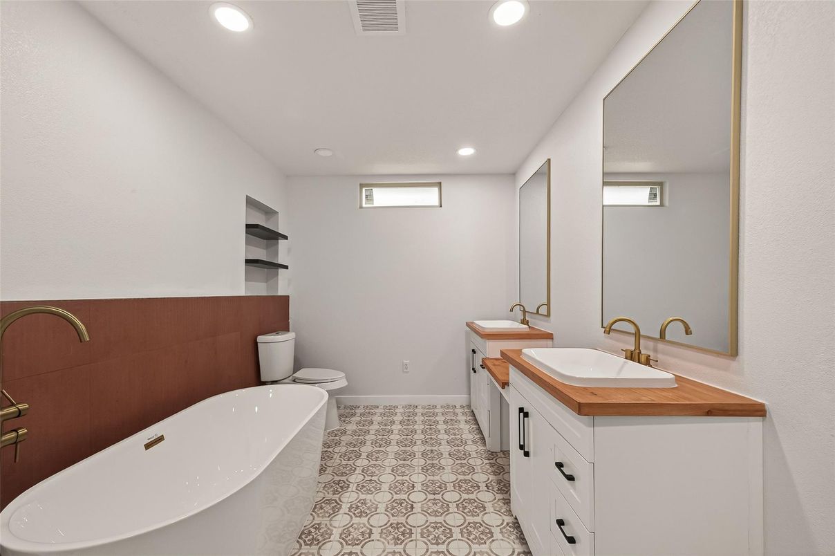 Bathroom, Dual Sink Vanities, Interior, Recessed Lighting