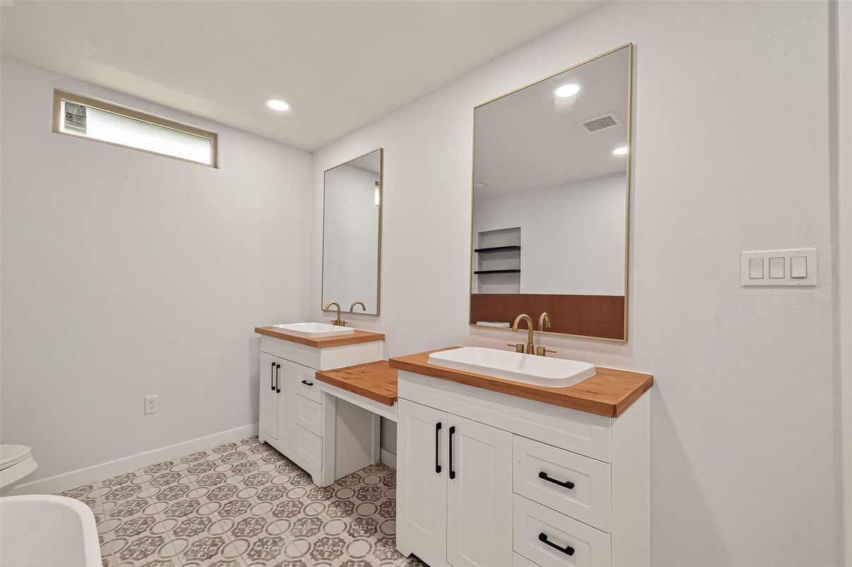 Bathroom, Dual Sink Vanities, Interior, Recessed Lighting