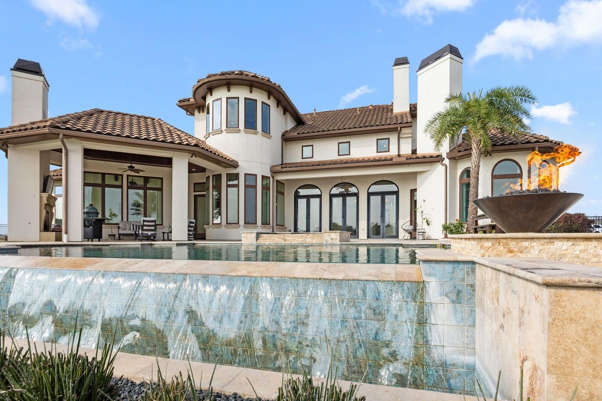 Exterior, Facade, Pool, Mediterranean