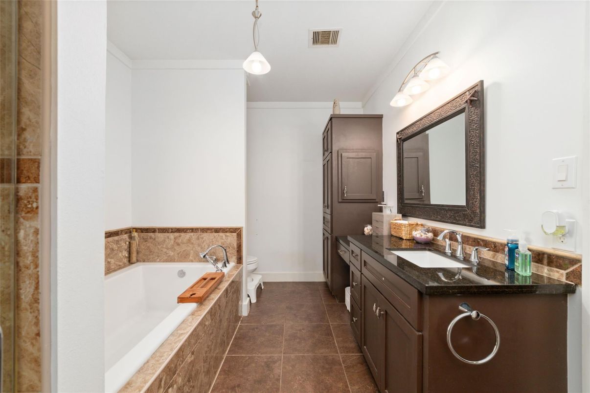Bathroom, Dual Sink Vanities, Interior, Pendant Lights