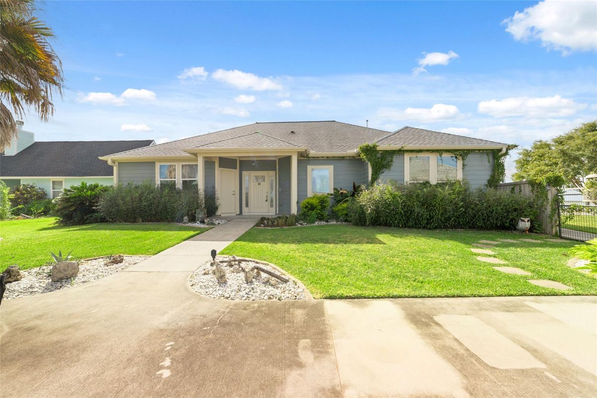 Backyard, Exterior, Facade, Ranch