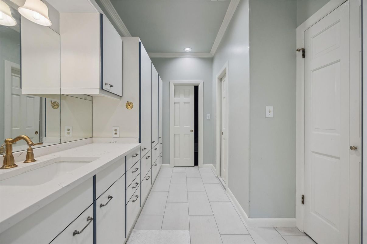 Bathroom, Dual Sink Vanities, Interior, Recessed Lighting