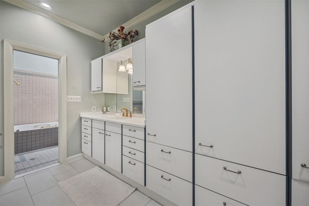 Bathroom, Dual Sink Vanities, Interior, Recessed Lighting
