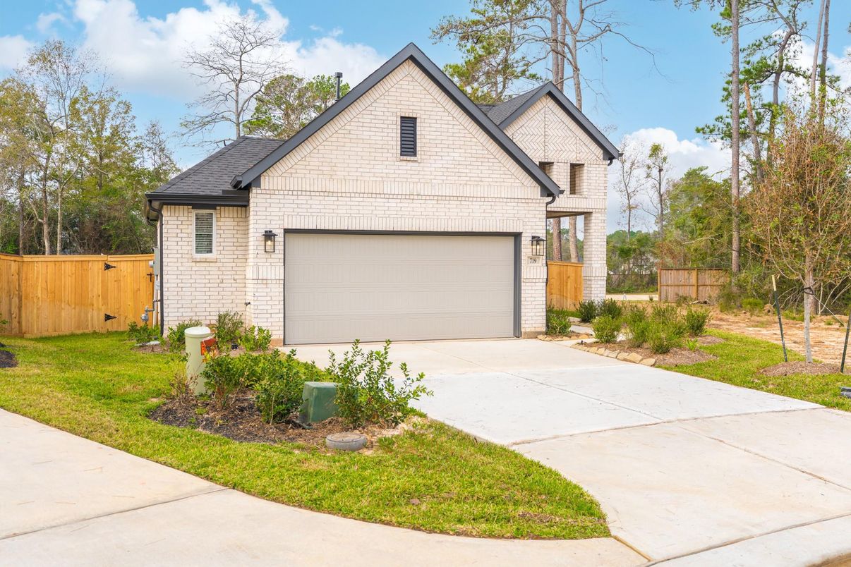 Attached, Exterior, Facade, Brick Traditional