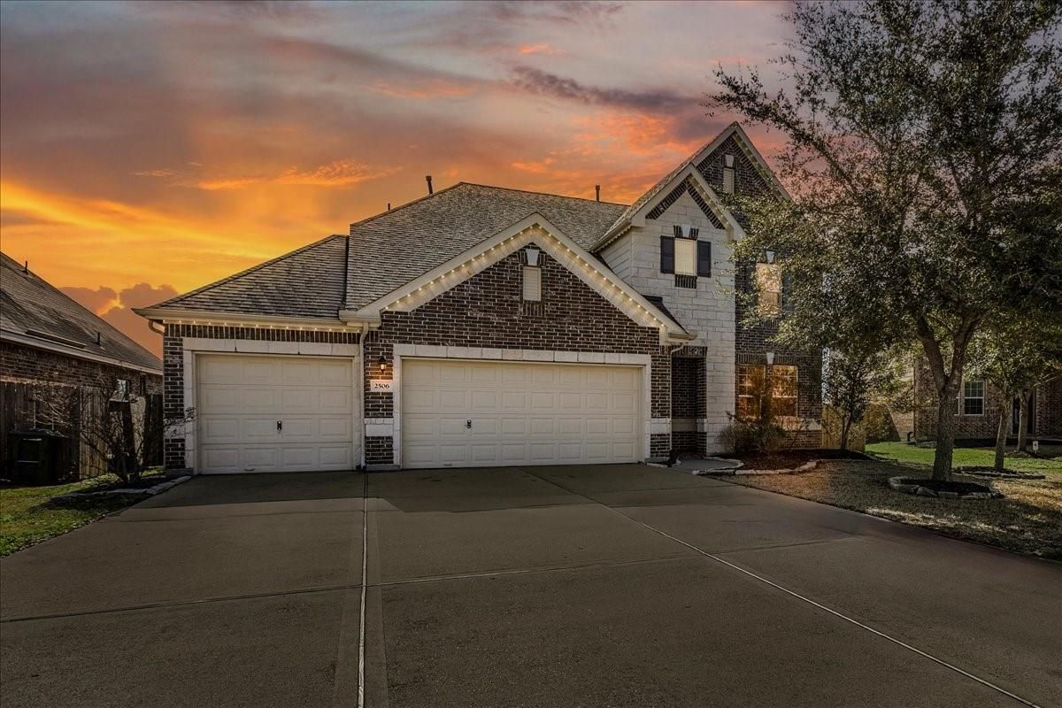 Attached, Exterior, Facade, Brick Traditional