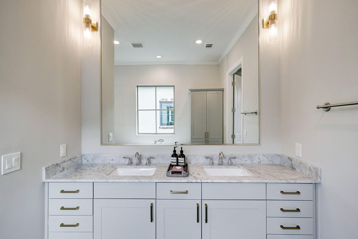 Bathroom, Dual Sink Vanities, Interior, Recessed Lighting