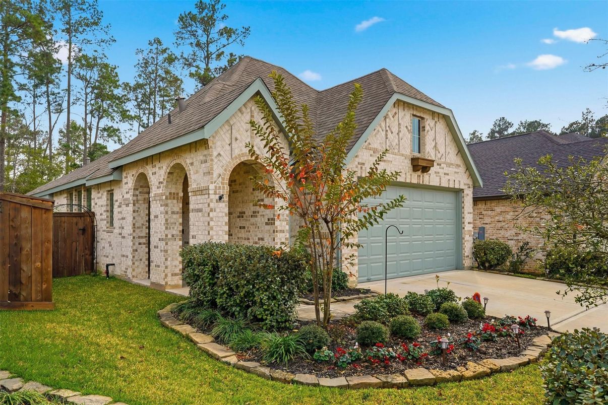 Attached, Exterior, Facade, French Provincial