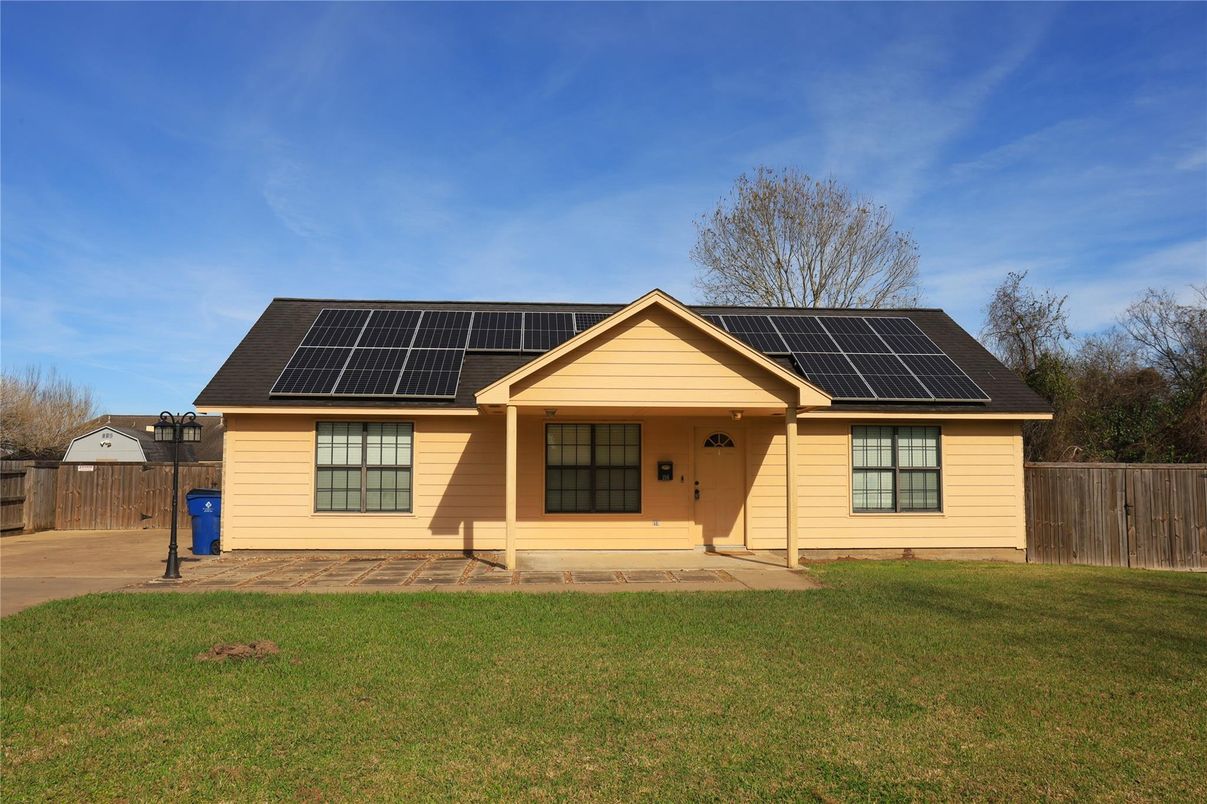 Backyard, Exterior, Facade, Solar Panels, Ranch