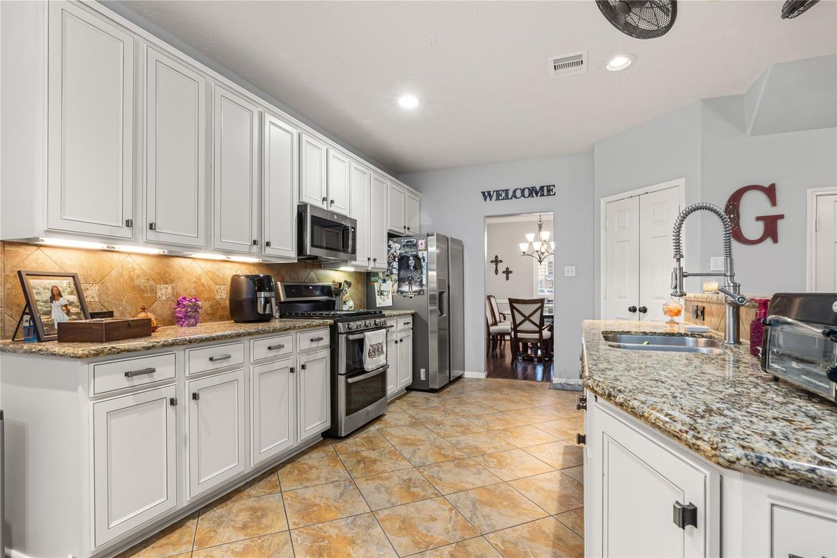 Chandelier, Dining room, Interior, Kitchen, Recessed Lighting, Stainless Steel Appliances