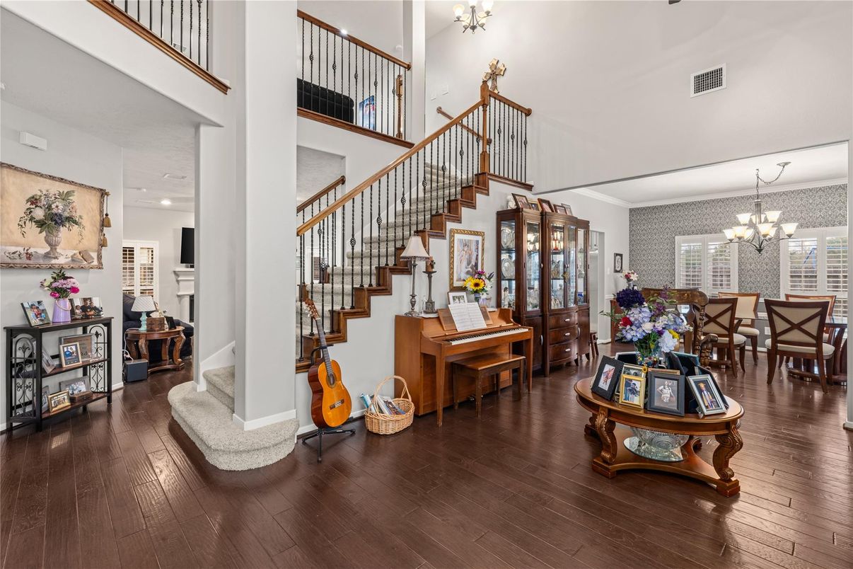 Chandelier, Dining room, Interior, Piano, Recessed Lighting, Wood Texture Flooring